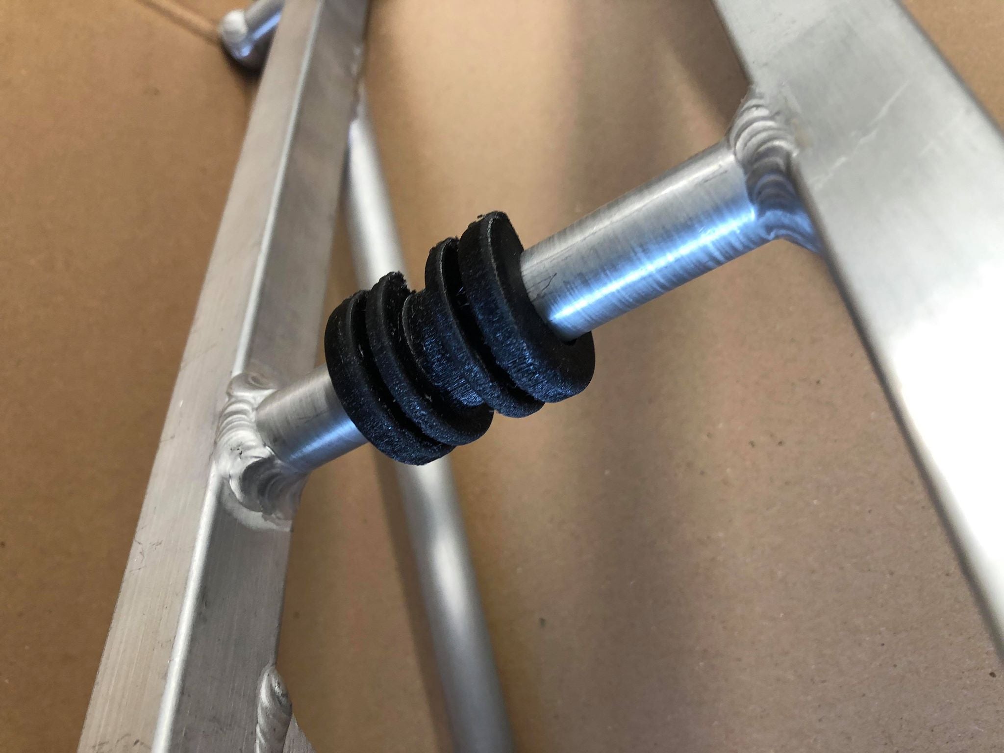 Caoutchouc / silent-bloc arrière de réservoir Honda RS125